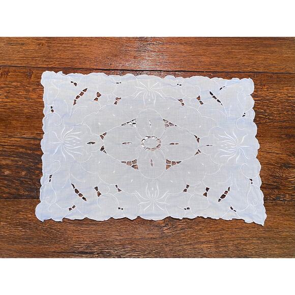 VTG Cotton White Embroidered Floral Eyelet Placemats, Scalloped Edge, Set of 4 - Picture 2 of 8